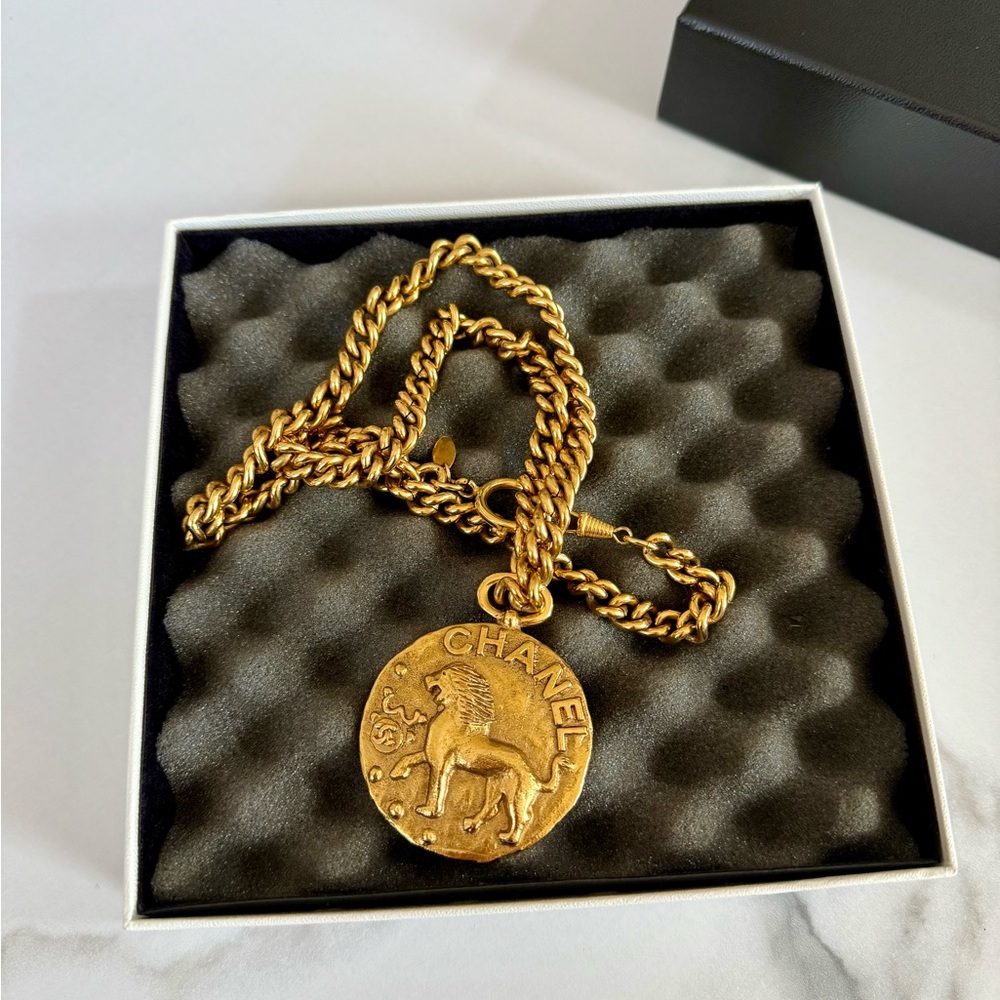 CHANEL Vintage‎ Large Gold Lion Leo Coin CC Pendant Necklace